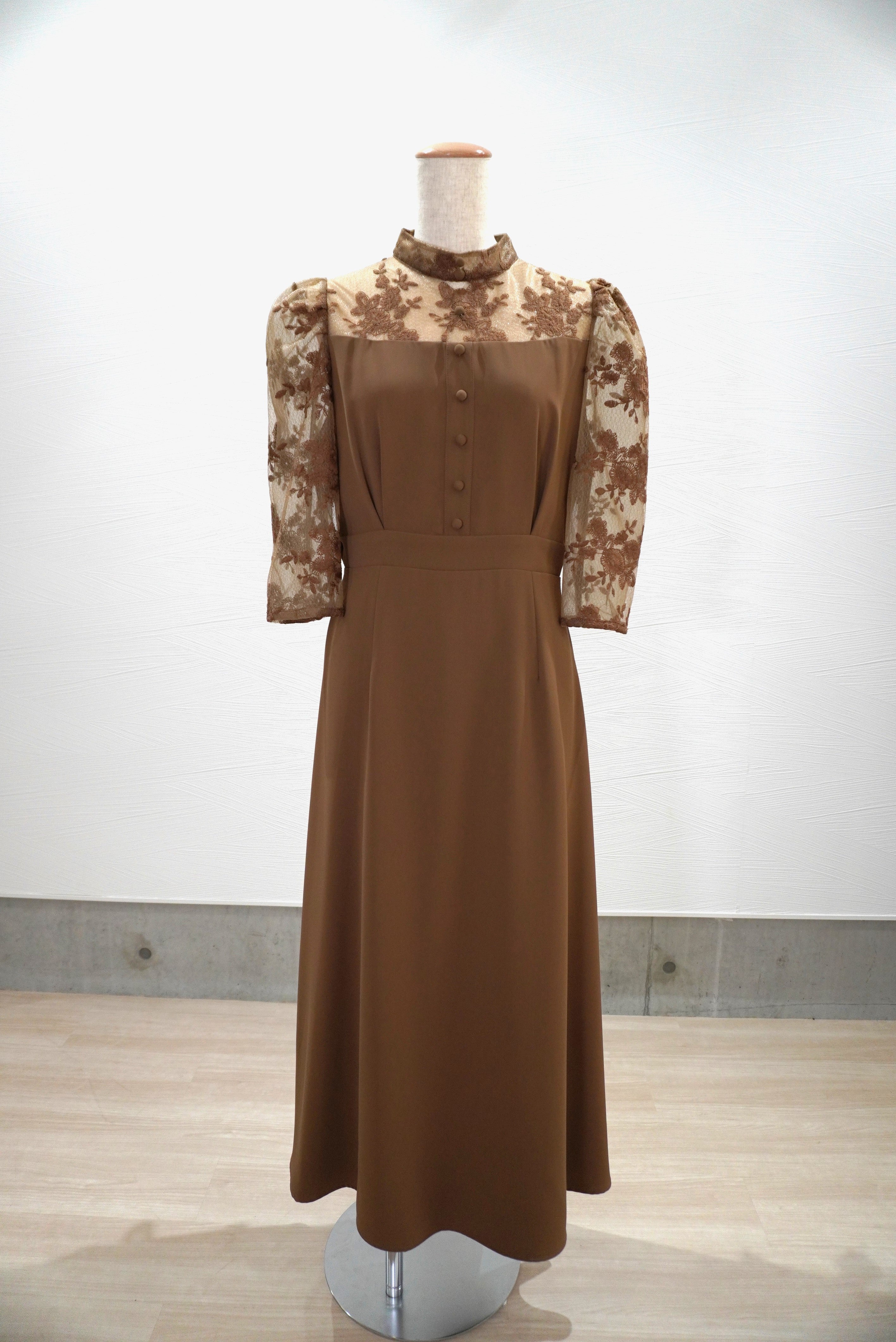 Leja（レジャ）の「【LEJA】ウエストベルト付き透け感刺繍レース切り替えロング丈ドレスワンピース美脚効果結婚式 パーティードレス 20代 30代（ ドレス）」 - WEAR